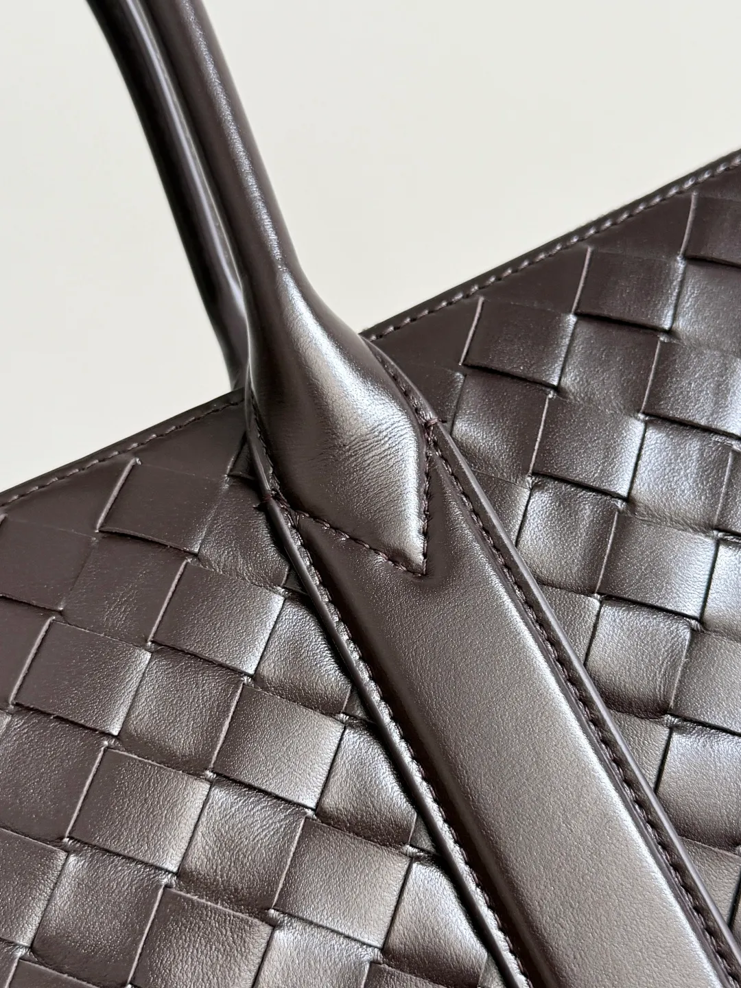 Batch 2520 BOTTEGA VENETA Bottega Veneta's 2025 new men's Intrecciato woven soft briefcase, the advanced version of the briefcase is officially launched. The classic calfskin weave has a gentle and generous style, which not only reduces the seriousness of work but also reflects taste. The large-capacity design takes into account the need of many men to go out to work, reducing the trouble of carrying multiple bags when going out. Small items such as computers and pens are all stored at once. The bag body is equipped with detachable shoulder straps on both sides, so one bag can be carried multiple times, reducing the burden on shoulders. Style number: 815783 Size: 39*33.5*8.5cm
